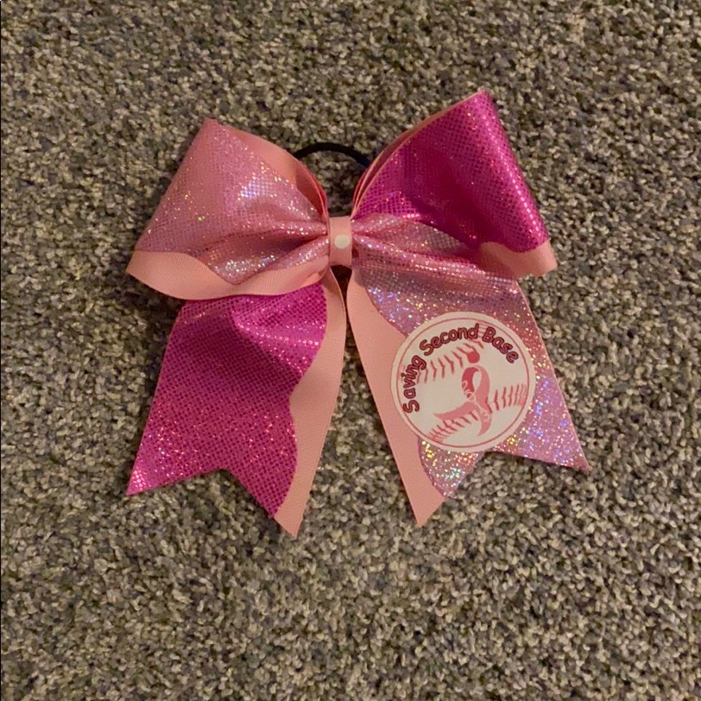 Sports custom-made Breast Cancer hair bows.